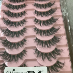 Fransar - Råka köpa fel fransar så nån annan kanske vill ha dem💗10 par 