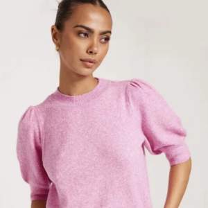 Den här tröjan är en favorit, den är så himla fin och kan matchas med allt!! Älskar färgen på tröjan för att jag tycker verkligen det är så snyggt med rosa. Skriv gärna för egna bilder