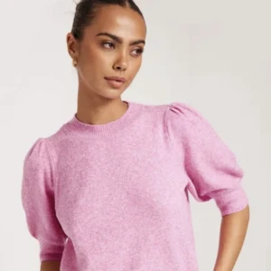 Stickad tröja med puffärm  - Den här tröjan är en favorit, den är så himla fin och kan matchas med allt!! Älskar färgen på tröjan för att jag tycker verkligen det är så snyggt med rosa. Skriv gärna för egna bilder