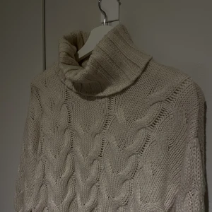 Beige stickad tröja - Mysig beige stickad tröja men superfin slits i nederkant🤍☁️🐻