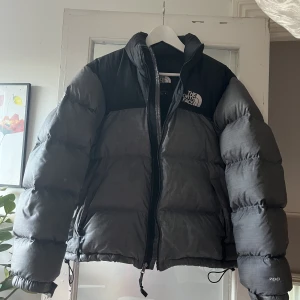 The North Face Jacka - En populär och snygg, grå north face vinter/höst jacka i bra skick med minimala täcken på användning. 
