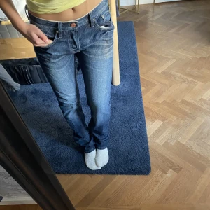 Mörkblåa jeans - Mörkblåa mid Waist jeans