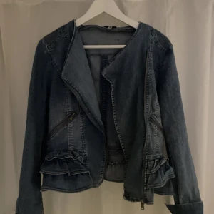 Jeans jacka  - Cool jeans jacka. Storlek S. Jackan har inga difekter. 