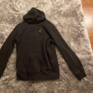 Jordan hopdie S - Sälker nu en jordan hoodie som blivit för liten. Inga hål eller fläckar och inte använd mer än 5 gånger