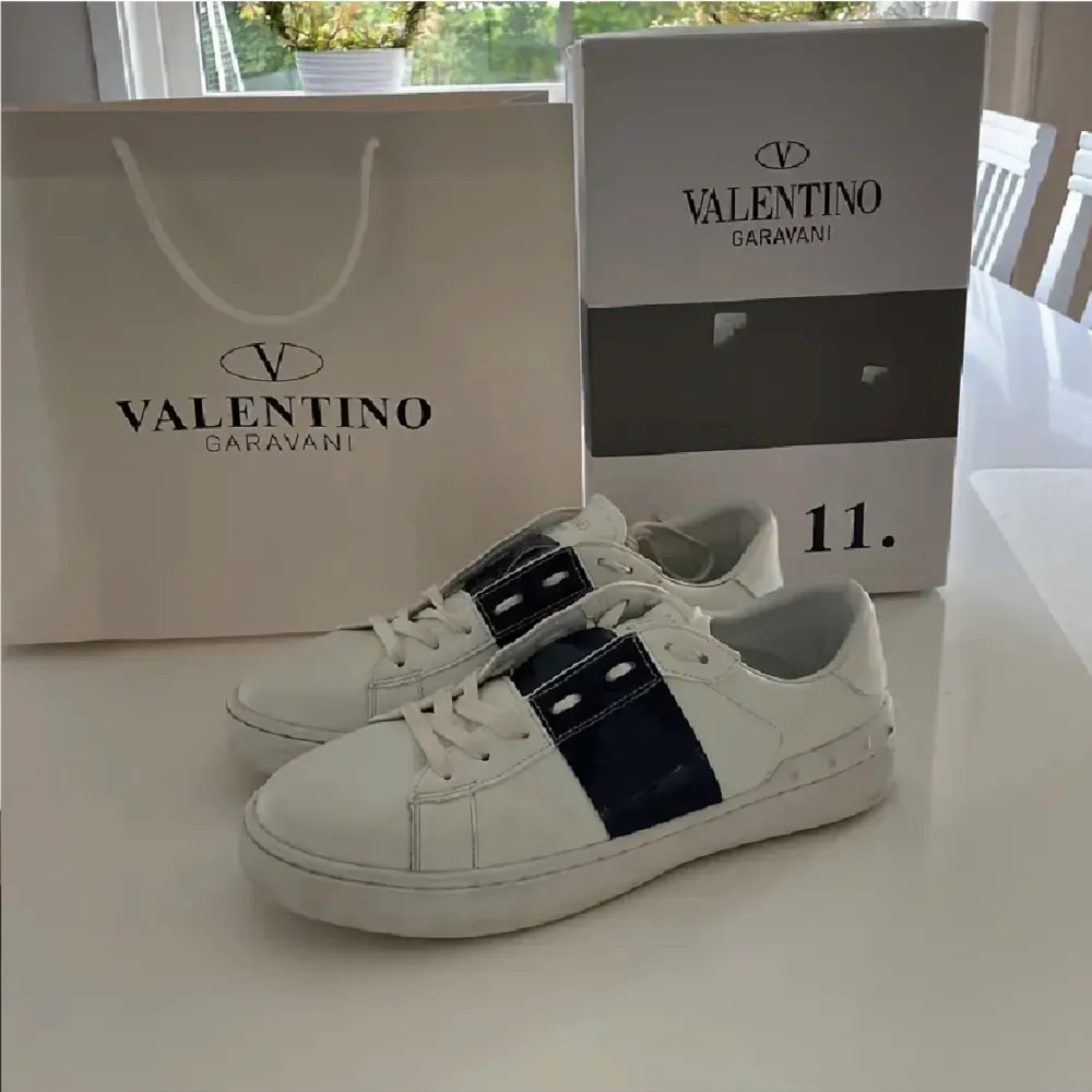 Valentino skor 1:1 använda men i gott skick och inga skador eller liknande, allt i bilderna ingår, kom dm för frågor. Skor.