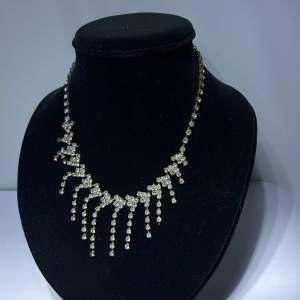 Halsband ”Diamond” Våga gläns med detta halsband 