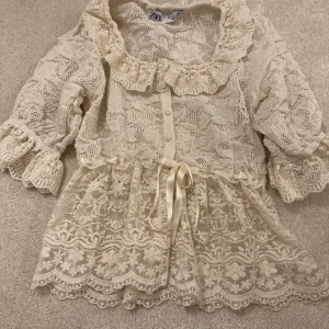 Blus - Jag säljer pågrund av att den inte kommer komma till användning och den är oanvänd 