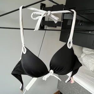 Victoria’s Secret bikiniöverdel - Super söt bikiniöverde med lite pushup. Aldrig använd. Köparen står för frakten💕💕