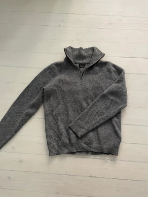 Massimo Dutti stickad tröja - Massimo dutti tröja i extra fin merinoull. Tröjan är i fint skick och sparsamt använd. Storlek m och passar mig som är 183 cm. Hör av dig vid frågor eller funderingar.😄