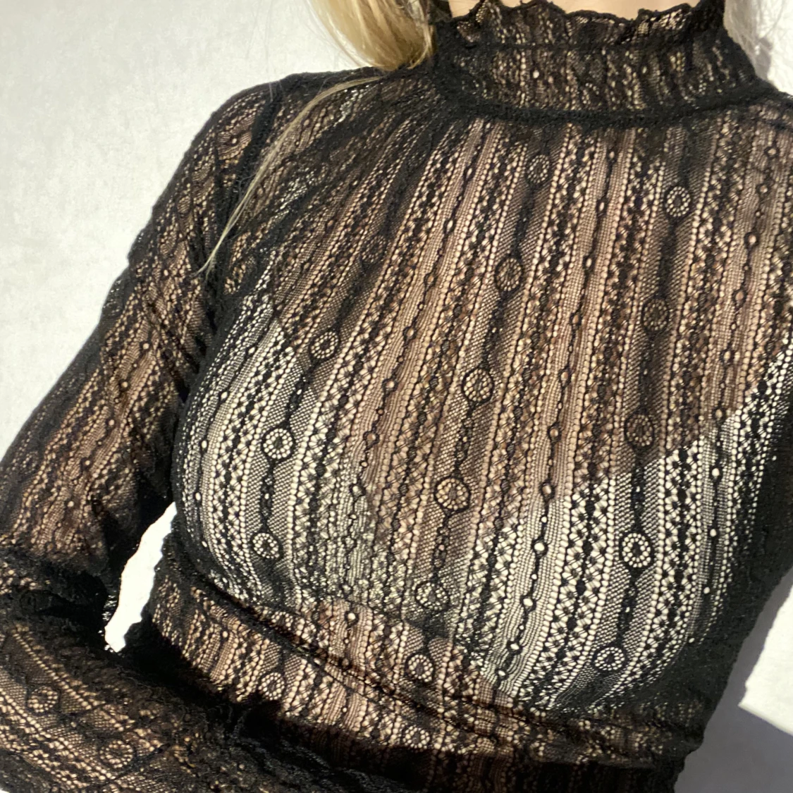 Blus i svart spets med krage 