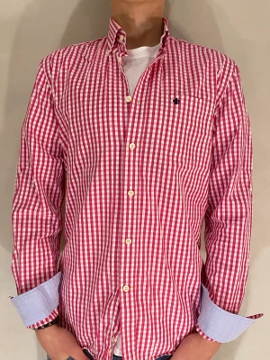 Morris Skjorta  - Hej! Säljer nu min skjorta från Morris i storlek M, fint skick. Tveka inte på att höra av dig om du har frågor kring varan. 