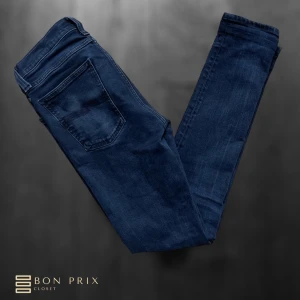 Nudie jeans - Riktigt grisch nudie jeans i fint skick utom att det är hål i högra fickan👖 Storlek 31/32  Skriv vid fler frågor eller funderingar🤝