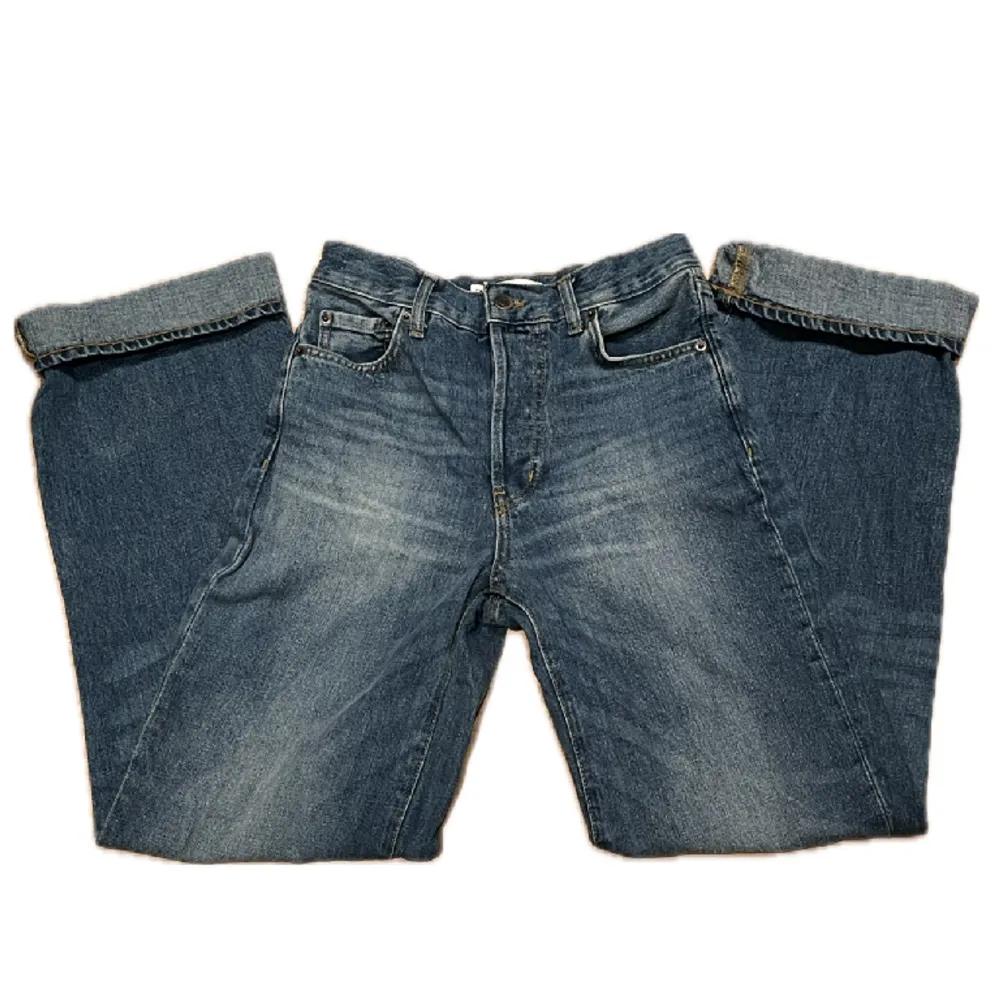 helt oanvända zara jeans som köptes för 600, i jättebra skick. skriv för mer bilder/info. Jeans & Byxor.
