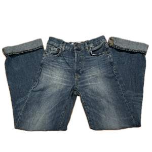 helt oanvända zara jeans som köptes för 600, i jättebra skick. skriv för mer bilder/info