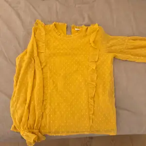 Jätte fin påsk tröja från Lindex, säljer för att den inte kommer till användning, skriv för mer info 