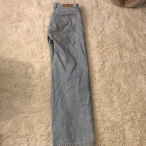 Jeans - Använt några gånger men är inte riktigt min stil på jeans längre dom är väldigt raka i benen. Men sitter bra jag är 165cm och dom är bra längd.