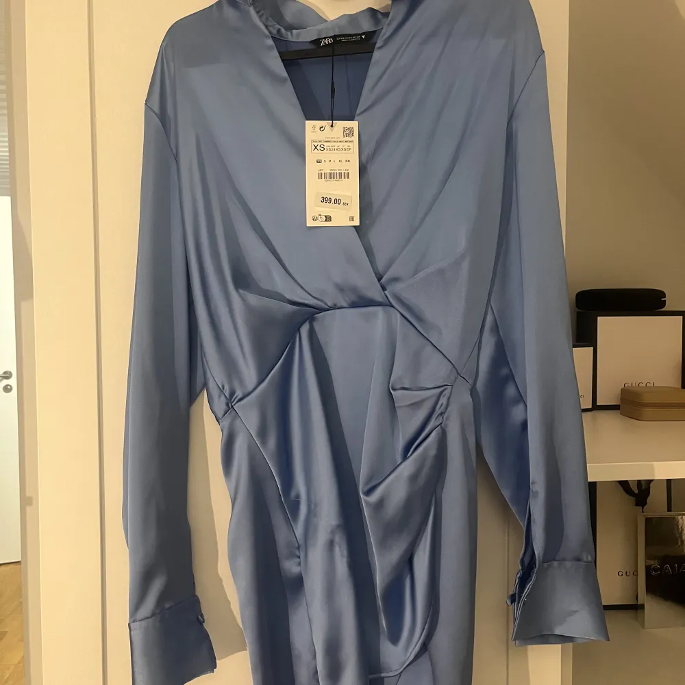 Helt ny klänning från zara, aldrig använd och lappar på. . Mekot.