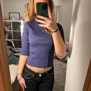 Polo Ralph lauren tröja blå/lila - En söt blå/lila polo Ralph Lauren tröja med trekvarts ärm som ej säljs längre. Storlek xs. 