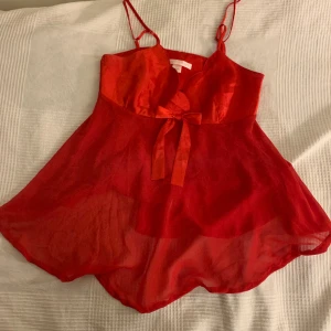 VICTORIAS SECRET LINNE - Säljer detta vintage linne från Victorias secret köpt på beyond retro för 350💘 möts helst upp men kan även frakta❣️❤️