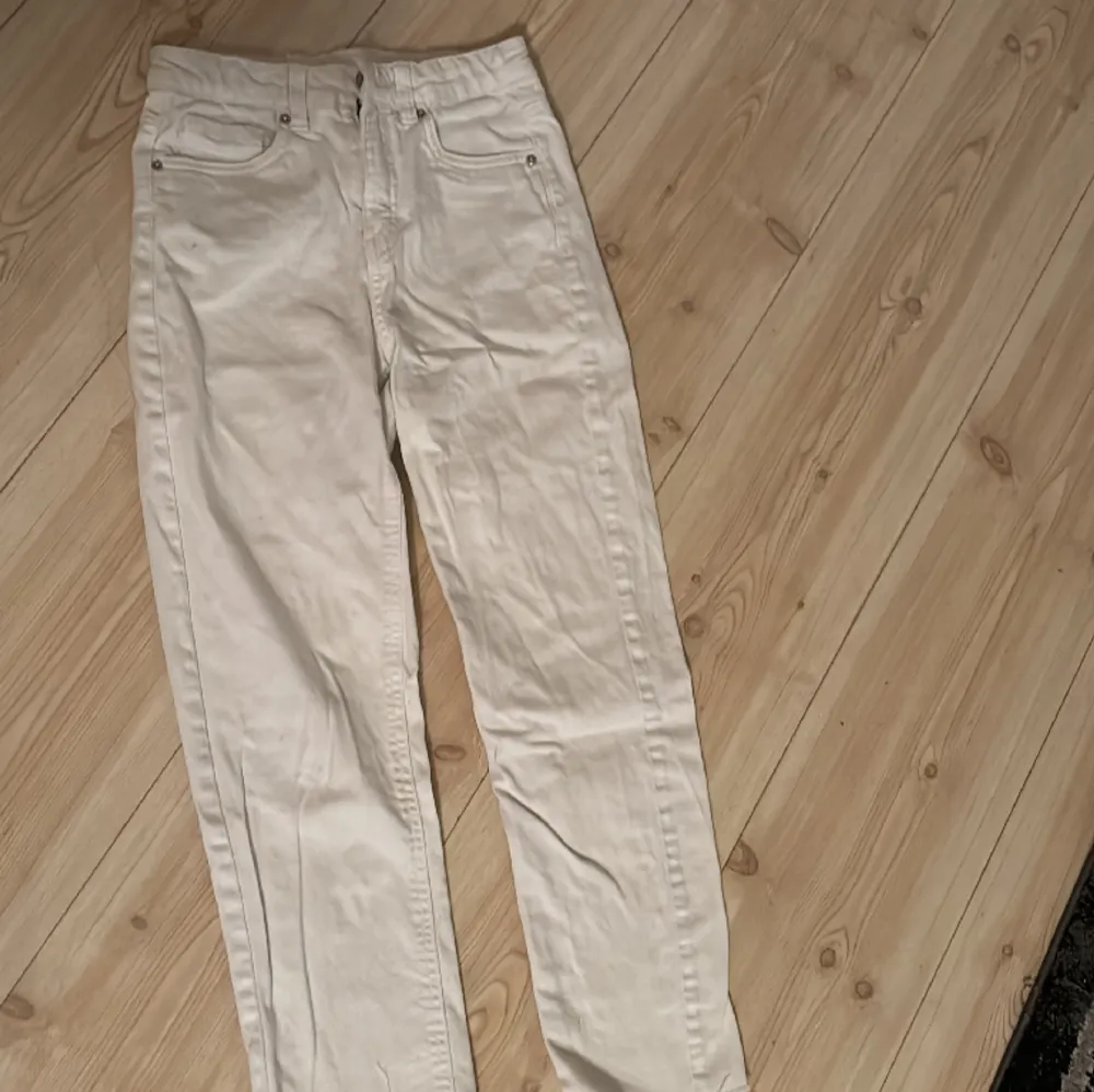 Jättefina vita byxor 🤍 Passar inte längre tyvärr helt vita utan en ändå prick 😙. Jeans & Byxor.