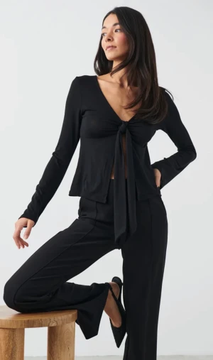 Gina långärmad topp - Säljer en jättefin topp från Gina som endast är använd en gång! Slutsåld och väldigt eftertraktad! Skriv privat för egna bilder! Priset går att diskutera 