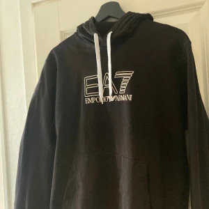 Svart Armani hoddie  - Svart Armani hoddie skick 8/10 strl L funkar som M