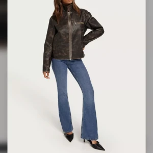 Low waisted jeans  - Blåa low waisted jeans 💕 De är i storlek Xs men passar även S  Ordinarie pris var 350!  Jag är 163, de gör över skorna men släpar inte i marken