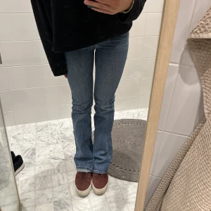 Jeans  - Jeans från zara som tyvärr inte kommer till användning längre! Jeansen har en lite deffekt vid kedjan, se sista bild - därav priset.