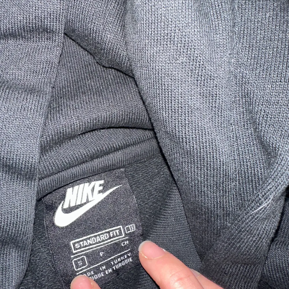 Säljer min super fina Nike hoodie i vintage stil. Storlek S. använd fåtal gånger💖 . Hoodies.