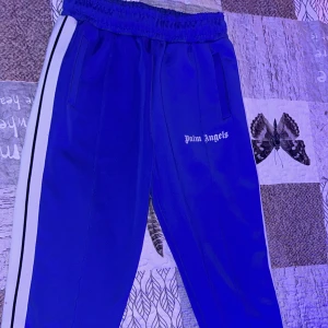 Palm Angels Byxor - Säljer mina Palm Angels byxor eftersom de inte passar mig länge. Använde dessa byxor i ca 2-3 mån och dem är i nyskick