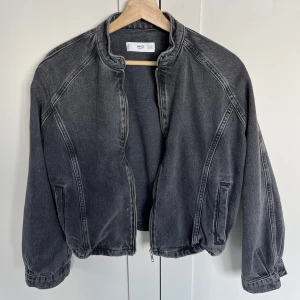 Jeansjacka - Grå jeansjacka i bombermodell från mango 