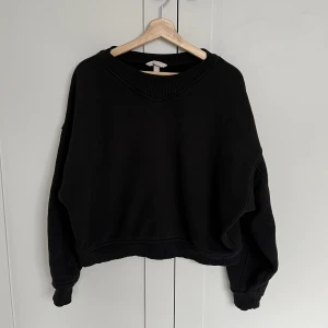 Tröja HM - Svart sweatshirt från HM med snygga detaljer o sömmar. Använd få gånger. Sitter oversized på mig som brukar ha xs