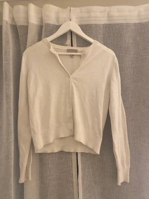 Vit kofta  - Har flera som är likadana därför säljer jag