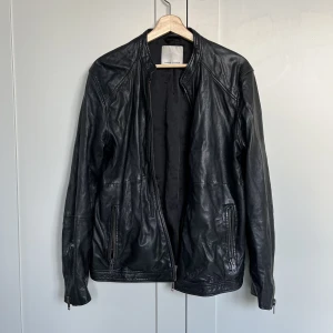 Skinnjacka Samsoe - Oversized skinnjacka från Samsœ samsœ i äkta läder. 