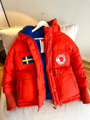 Fjällräven X Acne Studios - Härlig dunjacka från Acne studios i samarbete med fjällräven. I gott skick i undantag för noppor på armmudd. Köpt 2021. Päls på luva är avtagbar och tillkommer. 