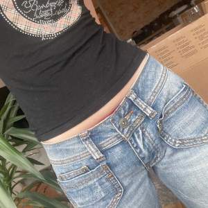 Lågmidjade jeans från fishbone! Fina fickor fram och bak och en bootcut/flare design! Midjemåttet: 39,5cm Innerbensmått: 83,5cm