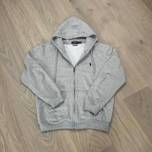 Ralph Lauren Zip Hoodie - Köpte den här på Plick ett tag sen men den satt väldigt konstigt på mig då plagget är egentligen för tjejer. Skicket är bra men är lite nopprig på vissa ställen. Pris kan diskuteras!