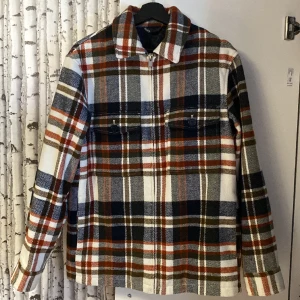 Flanell overshirt - Skön flanell overshirt som inte kommer till användning. använd fåtal gånger 9/10 skick.