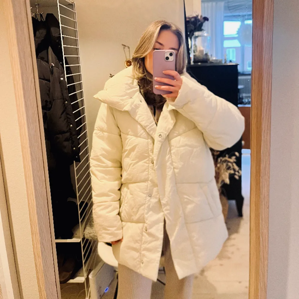 Super skön oversized vinter jacka. Använd Max 10 ggr. Inga fläckar eller sminkfläckar trots att den är vit. Pga oversized passar den även bra till en 36a. . Jackor.