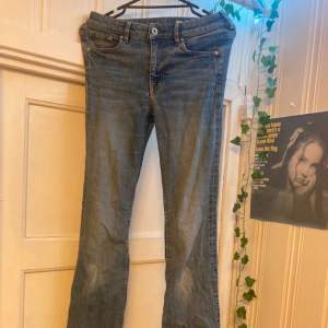 fina bootcut lågmidjade jeans från &denim, i bra skick förutom ett litet hål vid sidan som på bilden♡  Total längd: 101cm  Midja: 34cm (platt) 