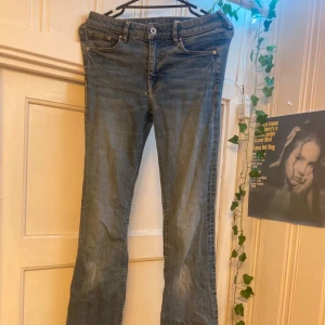 Bootcut lågmidjade blå jeans - fina bootcut lågmidjade jeans från &denim, i bra skick förutom ett litet hål vid sidan som på bilden♡  Total längd: 101cm  Midja: 34cm (platt) 