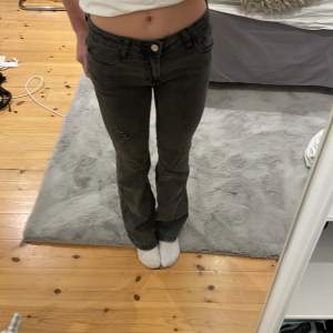 Ett par svarta Low waist jeans