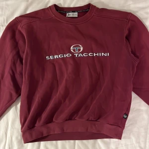 Röd sweatshirt  - Röd sweatshirt från Sergio Tacchini. Passar bra på mig som ofta bär S/M. Säljer p.g.a att den inte använts ofta. Mycket bra skick.