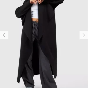 Kappa från Boohoo - Jättefin lång kappa från Boohoo. Aldrig använd och etikett kvar. Säljs pågrund av att den inte kommer till användning. Priset kan diskuterad vid snabb affär. Storlek 14