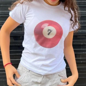 Söt baby-tee  - jätte snygg t shirt, helt oanvänd och är i perfekt skick, är o storlek L men passar som S-XS och är kroppad ungefär som en baby-tee. Använd gärna köp nu knappen 💗