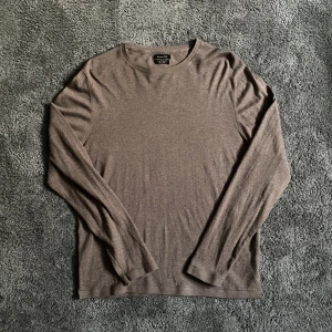 Massimo dutti sweatshirt  - Säljer min sjukt snygga Massimo Dutti sweatshirt i storlek M. Riktigt bra skick 9/10. Är 184 och väger 75 på sista bilden hör gärna av er vid fler frågor😁