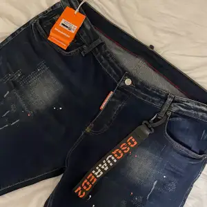 Dsq2 Jeans änvända fåtal gånger 3/4. Inga skador. Allt på bilden medföljer. Tags och qr kod. Jag är 180cm lång så dom passar bra men säljer dom för att dom är lite förstora i midjan. Pris kan diskuteras 