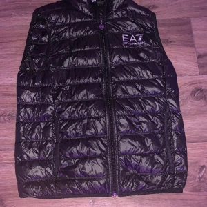 Ea7 väst  - Säljer nu min äkta armani väst som är använd 5 gånger kanske så skicket är 10/10. Nypris cirka 1200kr