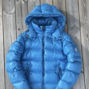 Moncler maya - Moncler maya i en fet ljusblå färg som knte säljs längre. Skicket 8,5/10, två flawarm och lite vattenfläckar men syns inte alls tydligt. Hör gärna av dig vid frågor eller funderingar, mvh Lukas. 