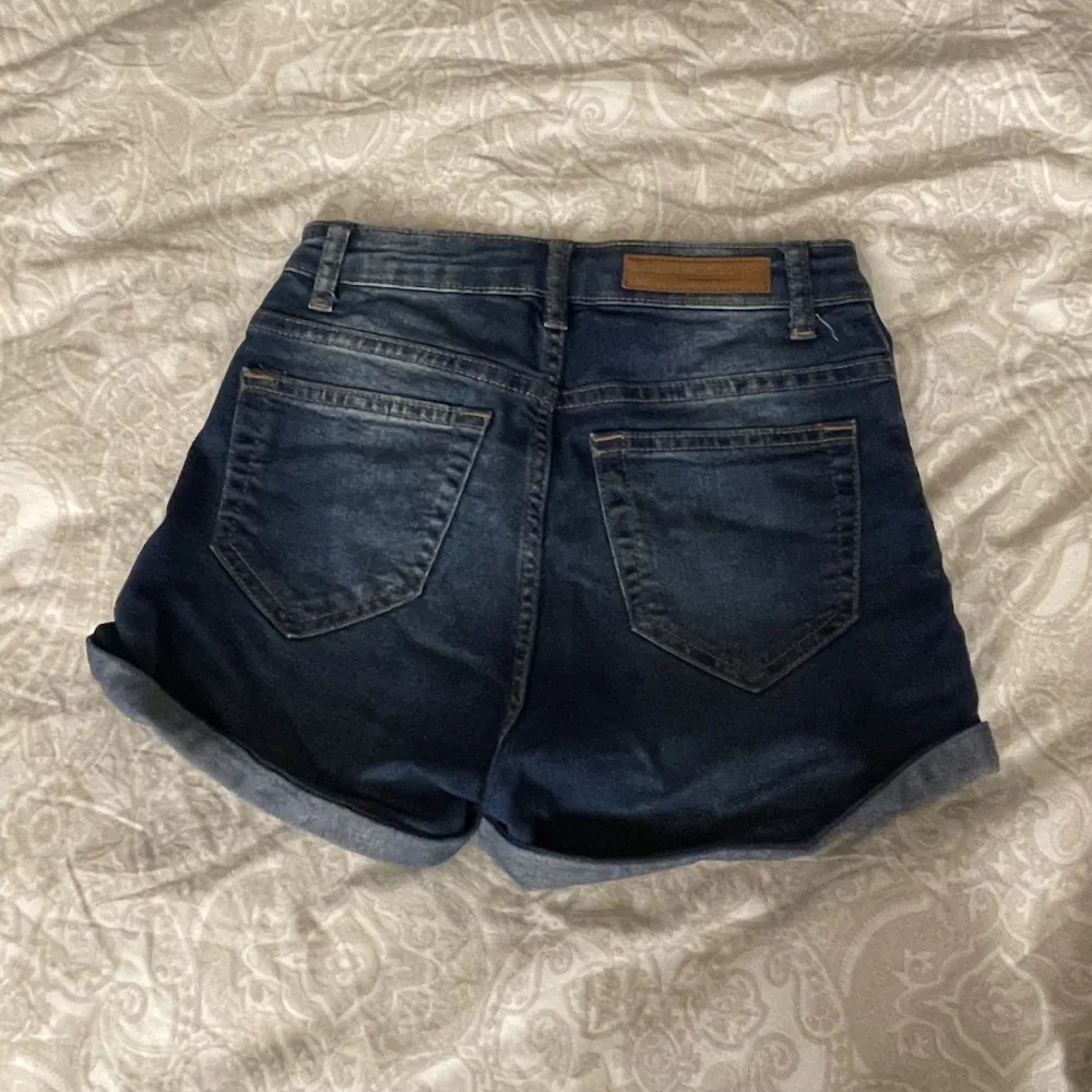 Har två olika jeans shorts dom på första bilden är storlek 34 och dom på andra bilden är storlek 32💕 båda i bra skick och väldigt snygga på. Shorts.